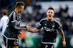 foran. Benjamin Verbic (th.) har bragt FCK på 1-0 i Odense, og Peter Ankersen er klar til at fejre med ham. Mesterholdet var efter en god præstation med til at forværre OB-krisen. 