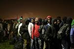 Allerede fra morgenstunden stod migranterne i kø for at komme væk fra 'Junglen'. De deles op i flere rækker: De enlige mænd, dem med familier og dem, der anses for at være særligt sårbare. 