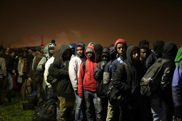 Allerede fra morgenstunden stod migranterne i kø for at komme væk fra 'Junglen'. De deles op i flere rækker: De enlige mænd, dem med familier og dem, der anses for at være særligt sårbare. 