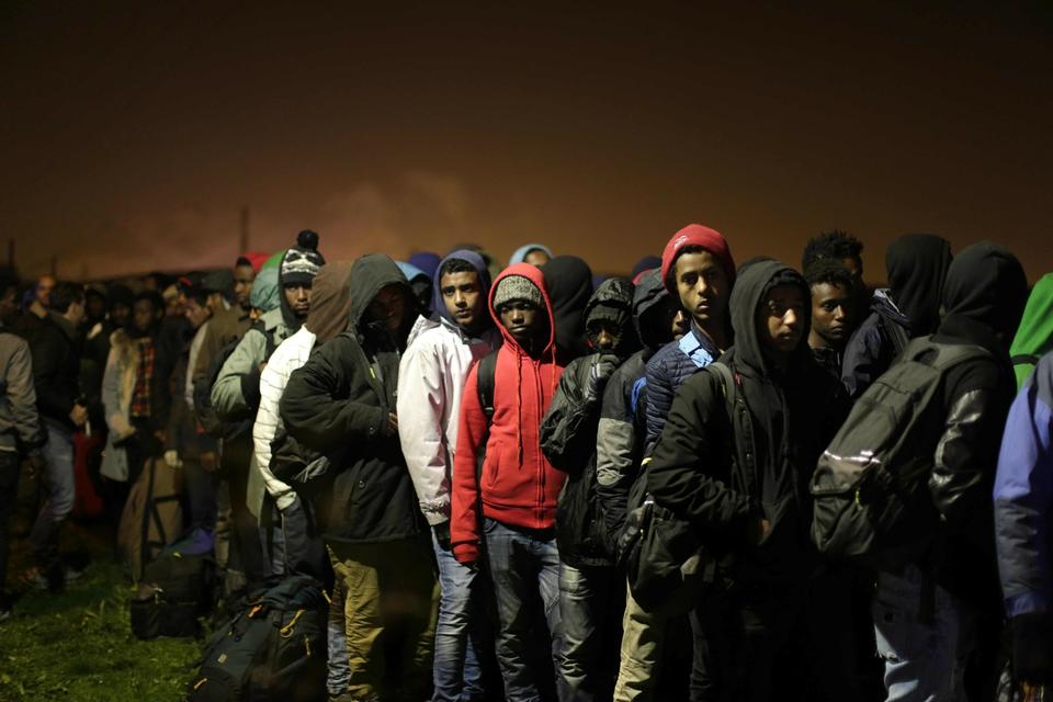 Allerede fra morgenstunden stod migranterne i kø for at komme væk fra 'Junglen'. De deles op i flere rækker: De enlige mænd, dem med familier og dem, der anses for at være særligt sårbare. 