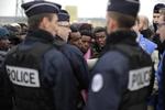 Rydningen af den berygtede lejr sker under omfattende sikkerhedsforanstaltninger. Franske betjente er sat ind i stort antal for at hindre, at tømningen af lejren udarter til voldelige protester. 