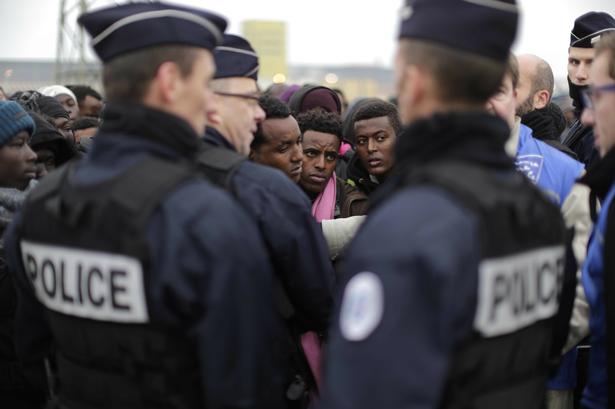 Rydningen af den berygtede lejr sker under omfattende sikkerhedsforanstaltninger. Franske betjente er sat ind i stort antal for at hindre, at tømningen af lejren udarter til voldelige protester. 