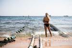 Ro. En turist står i vandkanten ved Naama Bay i Sharm el-Sheikh. Byen er næsten støvsuget for turister, og de lokale i turistbranchen har haft et svært år, siden mange lande frarådede rejser til byen. Foto: Vinciane Jacquet/AP 