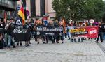 HØJREEKSTREME demonstrerer mod IS-terrorisme og asylansøgere i Köln i sommer. IS og ekstremisterne spejler sig i hinanden. 