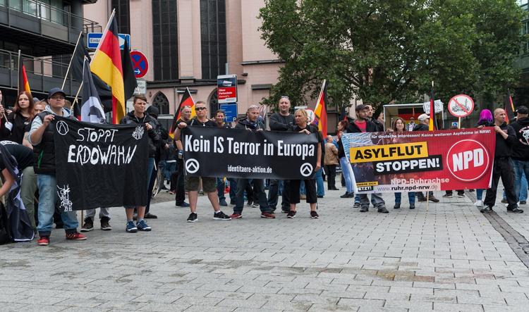 HØJREEKSTREME demonstrerer mod IS-terrorisme og asylansøgere i Köln i sommer. IS og ekstremisterne spejler sig i hinanden. 