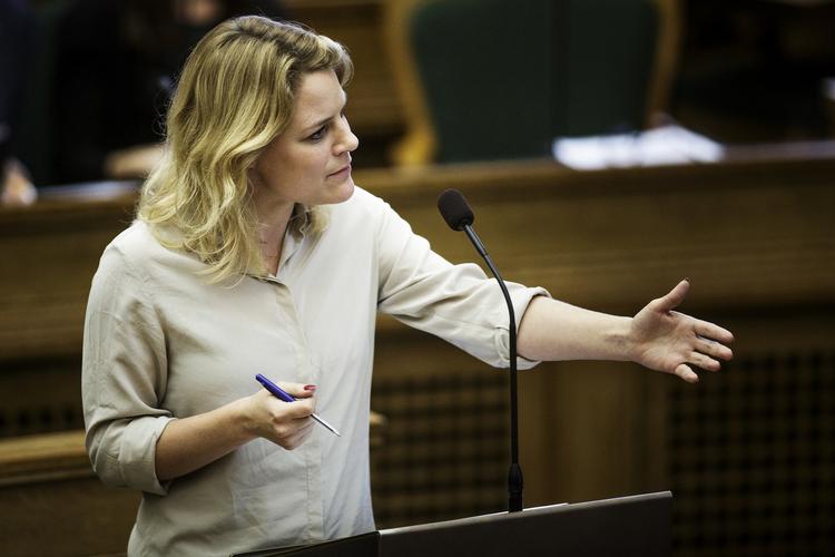 Kritisk. Johanne Schmidt-Nielsen (EL) mener, at det er en indrømmelse fra regeringen, når integrationsminister Inger Støjberg erkender tvivl om integrationsydelsen. 