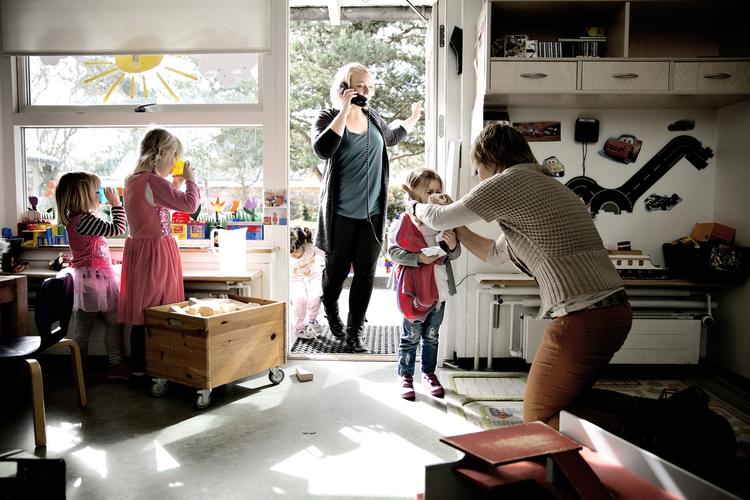 Børn. Med et beløb på 30 milliarder kroner årligt er Danmark et af de lande, der bruger flest penge på dagtilbud, men der er ifølge Agi Csonka ikke overblik over kvaliteten. Her er det Poppelhuset på Amager. 