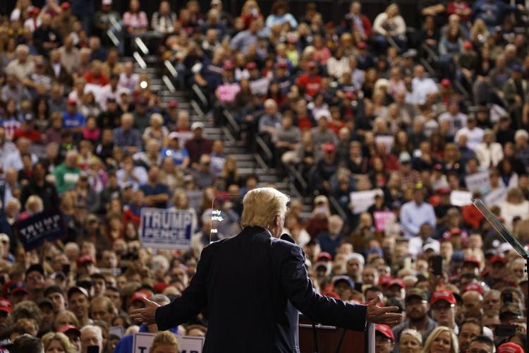 Flertal. Donald Trumps kampagne er i vanskeligheder. Men USA's hvide majoritet ville stadig foretrække Trump 