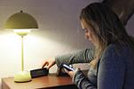 Radio. Stine Rønnow bor i Kalundborg, og hver morgen sætter hun mobilen til den lille bluetooth-højtaler. Her lytter hun til P4 som en fast del af sin morgenrutine. 