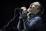Alarmklokkerne ringer, når Thom Yorke overhaler de eskalerende strygere og glider over i falsetten. 