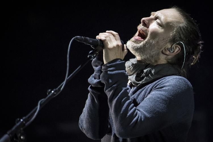 Alarmklokkerne ringer, når Thom Yorke overhaler de eskalerende strygere og glider over i falsetten. 