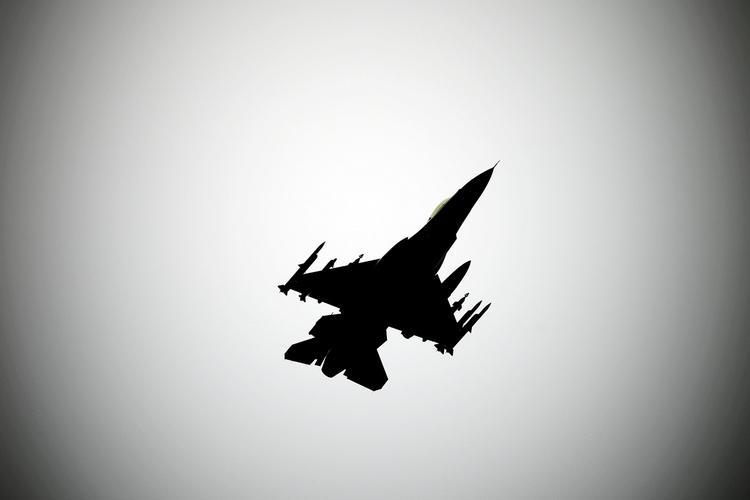 kampfly. Danmark deltager med syv F-16 fly og 60 elitesoldater i krigen i Irak. 