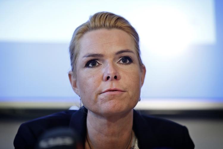 indrømmelse. »Det burde vi selv have set, men det gjorde vi ikke, og det er beklageligt«, siger Inger Støjberg (V) på samråd om problem med integrationsydelsen. 