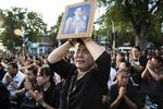 Sorg. Omkring 100.000 mennesker klædt i sort var mødt op på gaderne i Bangkok for at tage afsked med den afdøde thailandske konge d. 14. oktober. Arkivfoto: AP Photo/Wason Wanichakorn 
