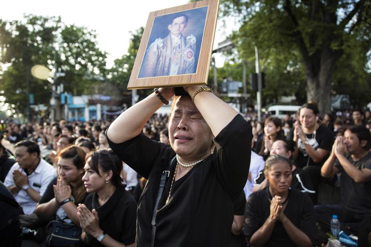 Sorg. Omkring 100.000 mennesker klædt i sort var mødt op på gaderne i Bangkok for at tage afsked med den afdøde thailandske konge d. 14. oktober. Arkivfoto: AP Photo/Wason Wanichakorn 