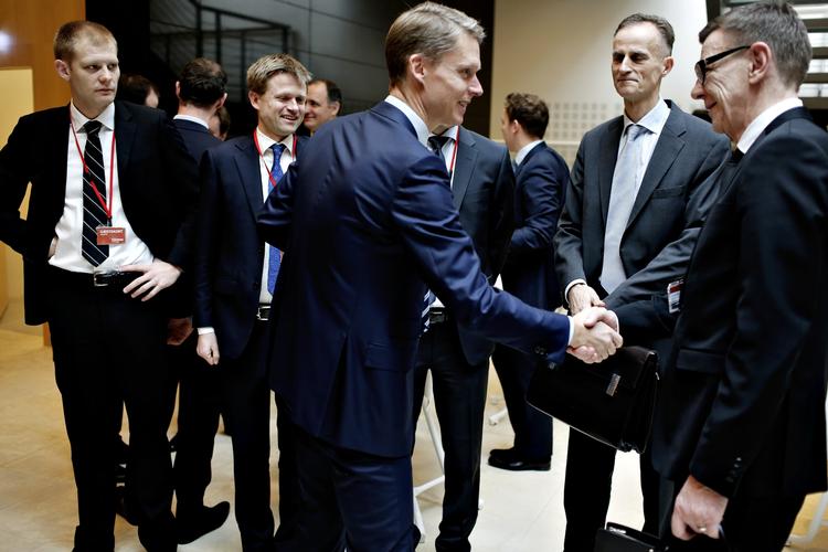 Børsnotering. Da Dong gik på børsen fik direktør Henrik poulsen og ledelsesgruppen personlige milliongevinster 