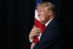 Valgkamp. Donald Trump gav det amerikanske flag et knus i Tampa i Florida, hvorefter han uddelte verbale tæv til Hillary Clinton og ObamaCare. 