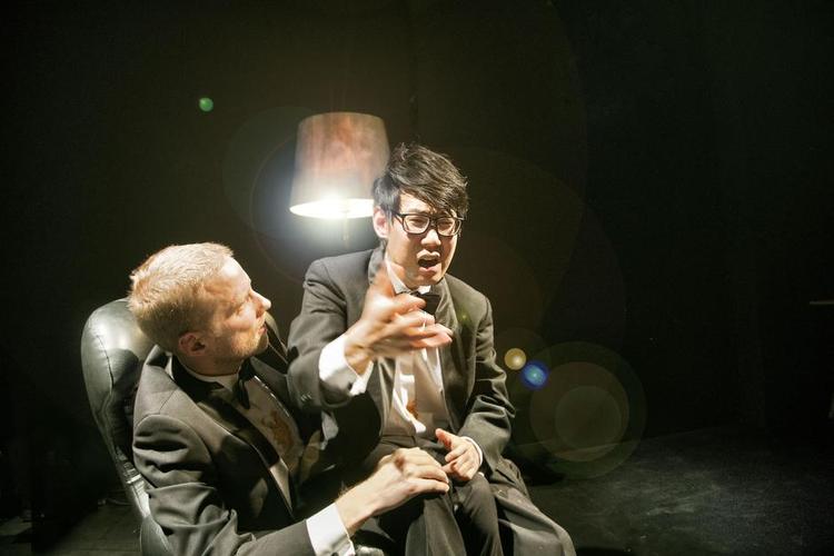 Makkerpar. Jacob Yoon Egeskov Nossell har stykket igennem Kristoffer Fabricius ved sin side som ven, udfordrer og publikums ambassadør. Foto: Per Morten Abrahamsen 