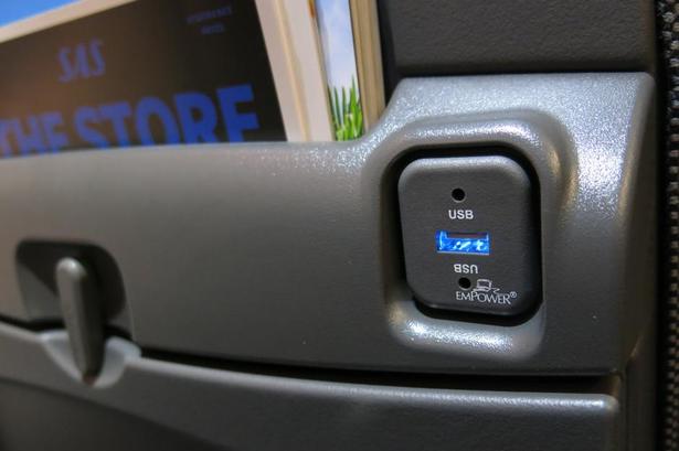 STRØM. På alle pladser kan en mobiltelefon lades op i usb-stikket. Foto: Allan Graubæk 