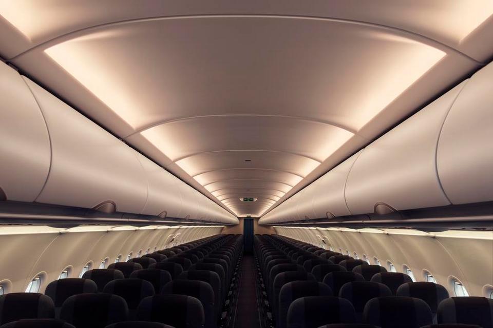 Lyset i kabinen kan skifte undervejs på flyveturen. Foto: SAS 
