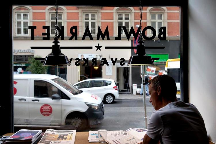På Vesterbro kan man få tidens fotogene modemad, breakfast bowls. Om det skal være helserigtig med bær eller sødt med karamelsauce, bestemmer man selv. Foto: Finn Frandsen 
