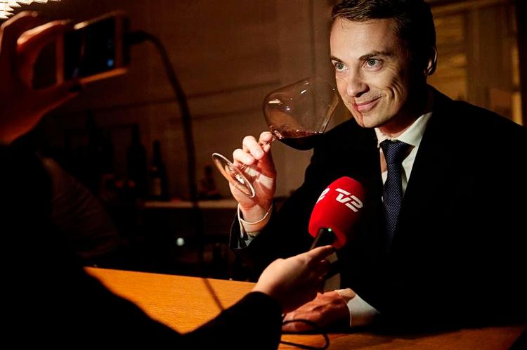SELVSIKKERT. Morten Messerschmidt (DF) på vinbar før folkeafstemningen om retsforbeholdet. Arkivfoto: Peter Hove Olesen 