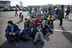 Nyankomne flygtninge venter på at få taget deres fingeraftryk på Migrationsverket i Malmö. (Arkiv) 
