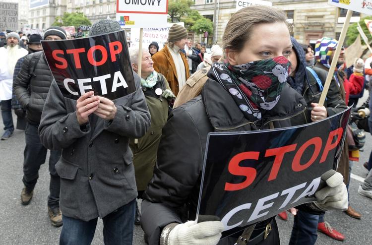 Frihandelsprotest. Her marcherer demonstranter i Warszawa mod EU's frihandelsaftale med Canada, Ceta. En lignende demonstration finder sted i København torsdag den 27. oktober. 