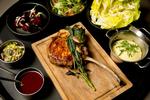 Afslappet. Det roste hold bag michelinrestauranten Kadeau har udviddet porteføljen med en uformel bistro, hvor der er delemad og tag-selv softice på menuen. 