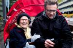Efterår. »Nej, se det træ. Hold da op, hvor er det smukt! Sikke farver!«, udbryder Lea Fingeret. Hun synes, efterårets farveskift er smukt, og hun bemærker hvert eneste træ. 