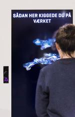 Blikfanget. På store skærme vælger man et værk fra ARoS' udstillinger. Når værket vises, registrerer en computer, hvad du ser på og hvor længe. De fleste ser kun 3-4 sekunder på et værk, fortæller Erlend Høyersten. 