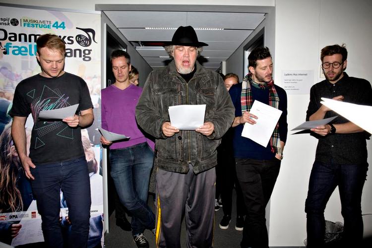 la-la-la. Spil Dansk Dagen er blevet udviddet til Spil Dansk Ugen. Her varmer sekretariatet op sammen med Københavneriet i en a capella- version af ’Under stjernerne på himlen’. 