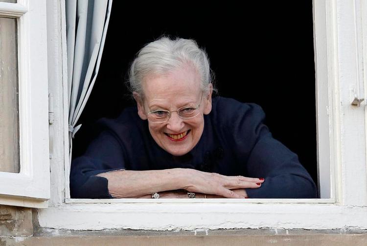 Udsyn. At se Danmark både udefra og indefra, at se det hjemlige gennem det fremmede karakteriserer dronning Margrethes blik gennem hele bogen ligesom hendes evne som ferm retoriker. »Danmark er sådan et handy foretagende«, som hun siger. 