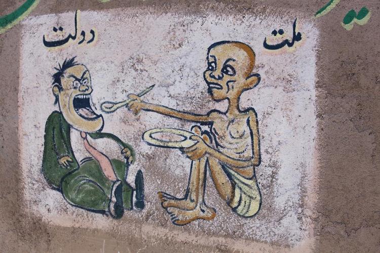 Myndighederne. Anders Hammer har fotograferet denne graffiti på rejsen gennem Afghanistan. »En tyk mand, der repræsenterer myndighederne, mades af en tynd og udmagret mand – folket«, lyder billedteksten. Foto fra bogen: Anders Hammer 