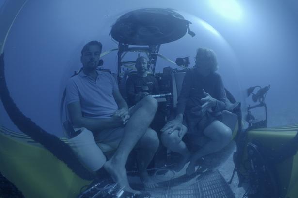 Leonardo DiCaprio og Jeremy Jackson, der er marine biolog, taler om sammenhængen mellem koraldød og klimaforandringerne. Koralrev mister farven, når de alger, som sørger for føde til korallerne, og som også giver dem deres farve, bliver stresset af temperatursvingninger og forlader korallen. 