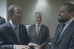 Leonardo DiCaprio mødes med en lang rækkeaf magtfulde mennesker i filmen. Her med FNs generalsekretær  Ban Ki-Moon. DiCaprio er fredsambassadør for klimaforandringer for FN. 