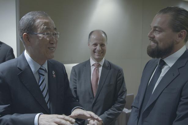 Leonardo DiCaprio mødes med en lang rækkeaf magtfulde mennesker i filmen. Her med FNs generalsekretær  Ban Ki-Moon. DiCaprio er fredsambassadør for klimaforandringer for FN. 