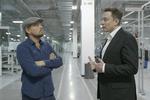 Leonardo DiCaprio, taler med Elon Musk, der er grundlægger for SpaceX and Tesla på Tesla Gigafactory in Reno, Nevada. 