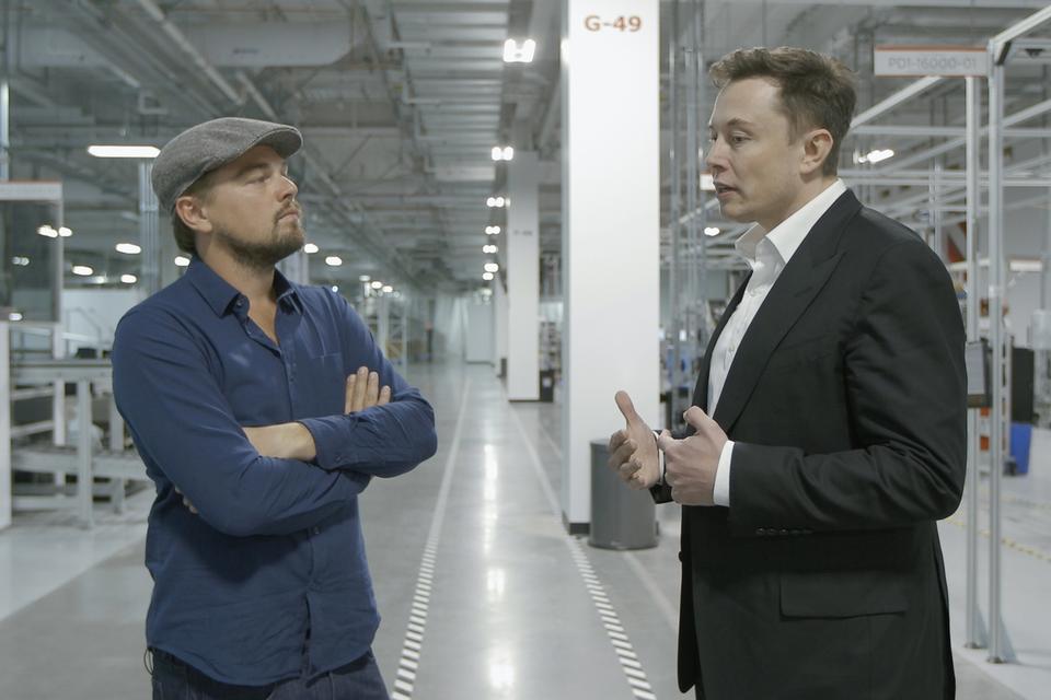 Leonardo DiCaprio, taler med Elon Musk, der er grundlægger for SpaceX and Tesla på Tesla Gigafactory in Reno, Nevada. 