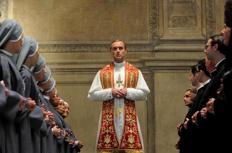 Amerikanerpave. Jude Law spiller ung, amerikanske pave i Paolo Sorrentinos tv-serie ’The Young Pope’. 