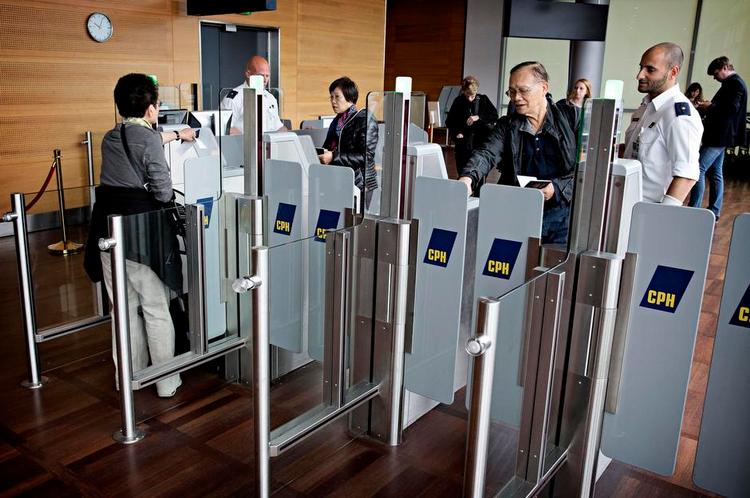 GENVEJ. Indenrigsrejsende får lettere ved at komme frem til sikkerhedskontrollen i Københavns Lufthavn. De kan bruge en ny genvej. 