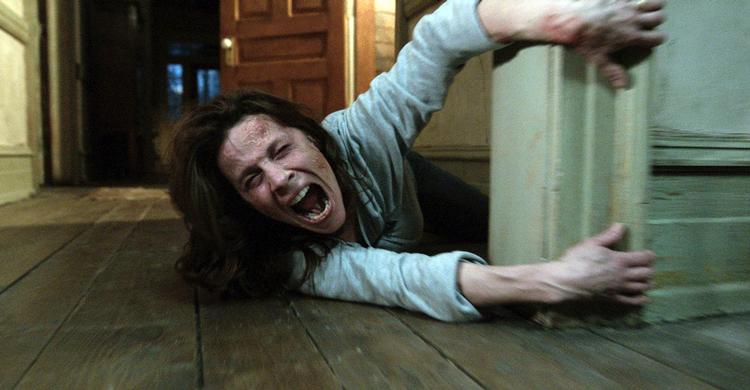 Paranormal. Uforklarlige fænomener og hjemsøgte villaer er velkendte elementer i gyserfilm. Her et foto fra den amerikanske gyserfilm 'The Conjuring' (på dansk: Nattens Dæmoner) fra 2013. Efterfølgeren 'Nattens Dæmoner 2" udkom i sommers. 