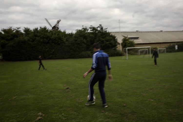 Ventetid. Børnecenter Tullebølle på Langeland har hidtil huset de yngste asylansøgere, som har ventet i månedsvis på at få en afklaring på deres fremtid. I går blev centeret lukket efter anklager mod to kvindelige pædagoger om seksuelle overgreb på drenge på centeret. 