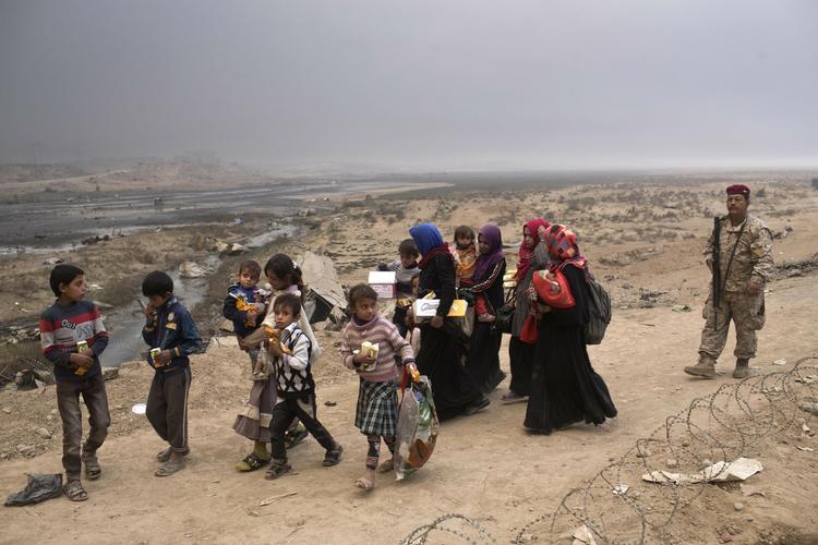 FLYGTNINGESTRØM. De sidste to uger er 10.000 mennesker flygtet fra deres landsbyer i området omkring Mosul. FN vurderer, at antallet kan stige til 200.000. 