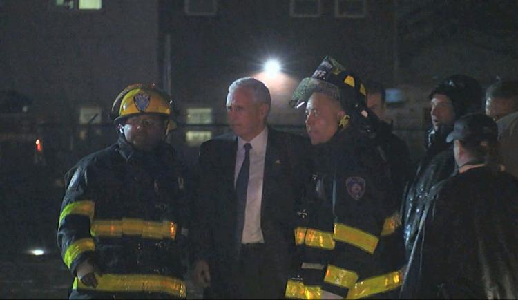 Uheld. Mike Pence havde overskud til at få sig en snak med redningsfolkene efter uheldet i LaGuardia-lufthavnen. 