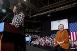 støtte.Hillary Clinton har nydt godt af Michelle Obamas opbakning i valgkampen. Førstedamen er én af de mest populære skikkelser i USA. 