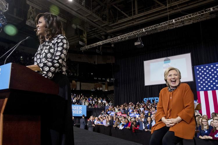 støtte.Hillary Clinton har nydt godt af Michelle Obamas opbakning i valgkampen. Førstedamen er én af de mest populære skikkelser i USA. 