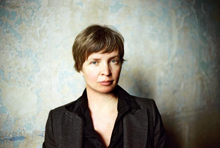 Beundringsværdigt. Den tyske forfatter Jenny Erpenbeck sætter i sin roman et aktuelt problem under debat, men lykkes ikke helt med at gøre det overbevisende. PR-foto: Katharina Behling 