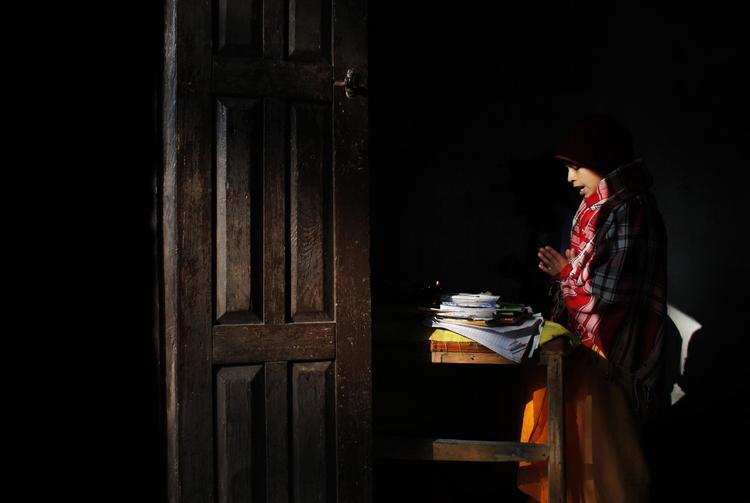 Dagligliv. En dreng reciterer en tekst fra hellige skrifter på en skole i Kathmandu i bestræbelserne på at blive hinduistisk præst. Over 80 procent af befolkningen i Nepal er hinduer, og besøgende vil bemærke den spirituelle tilgang til livet. Foto: Niranjan Shrestha/AP 