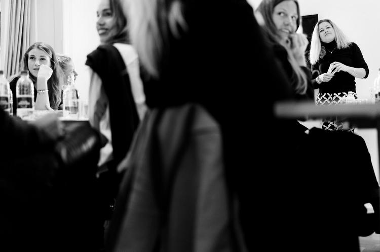 EFTERTANKE. Meningen med finansielle homeparties er at give kvinder mere viden om deres egen økonomi og inspirere dem til at tage styringen med den. Familieadvokat Anne Broksø, th, holdt oplæg om samejeoverenskomst, arv og pension. 